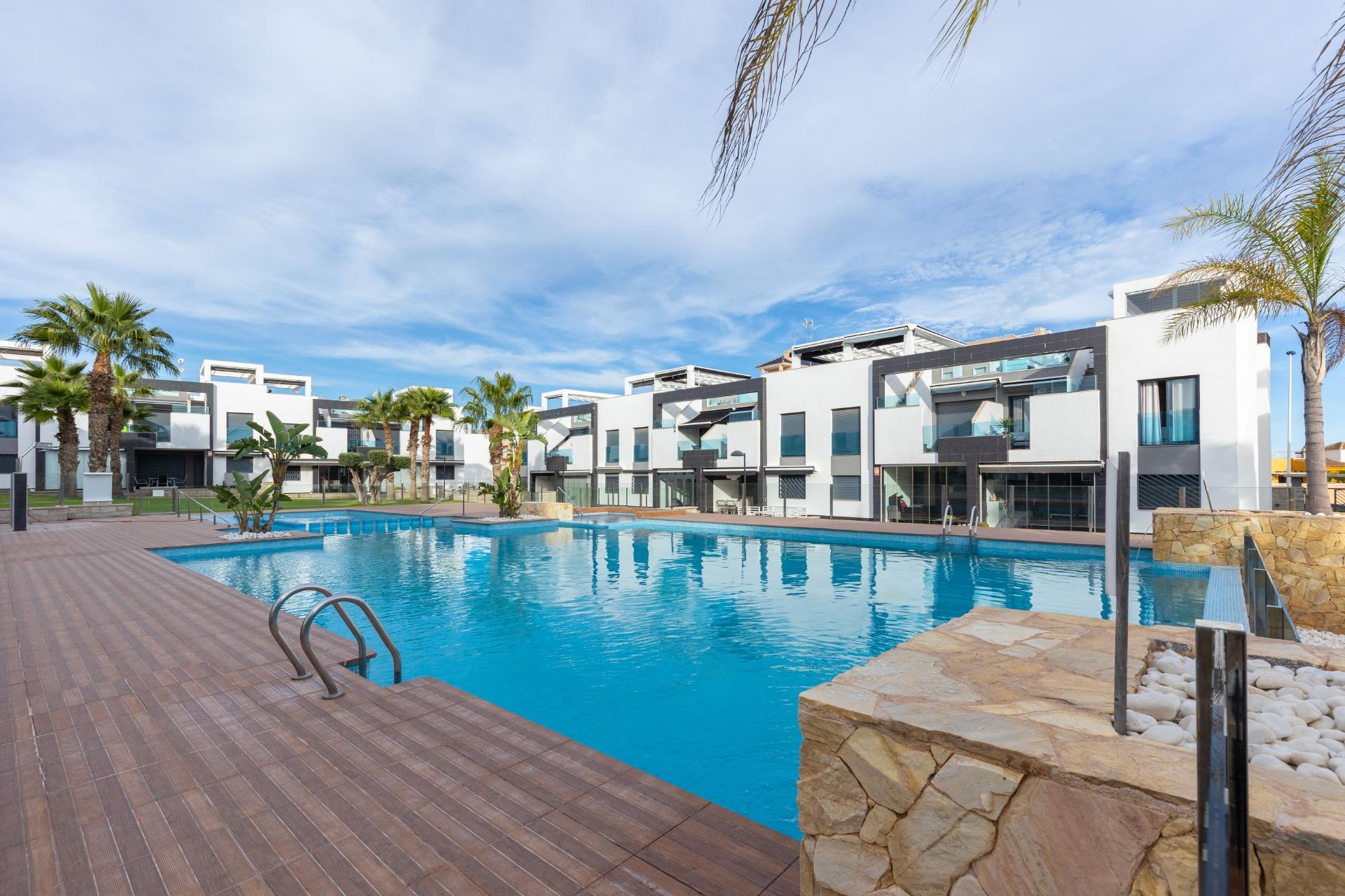 Apartment im Obergeschoss mit privater Sonnenterrasse – Oasis Beach 7, Punta Prima (Torrevieja)☀️