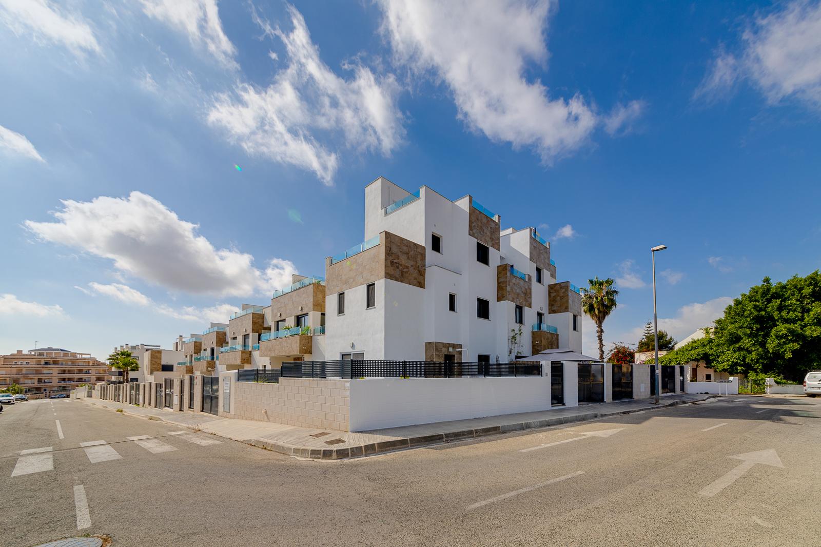 Moderne Doppelhaushälfte mit Solarium & Pool in Villamartín – Bezugsfertig ☀️
